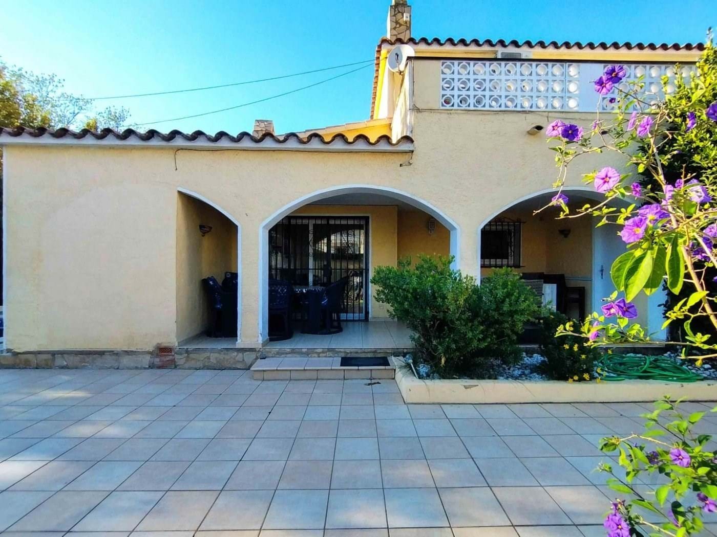 Villa indépendante de 4 chambres avec piscine et garage fermé dans la plus grande marina d'Europe sur la Costa Brava, avec licence locative, idéale pour vivre ou investir