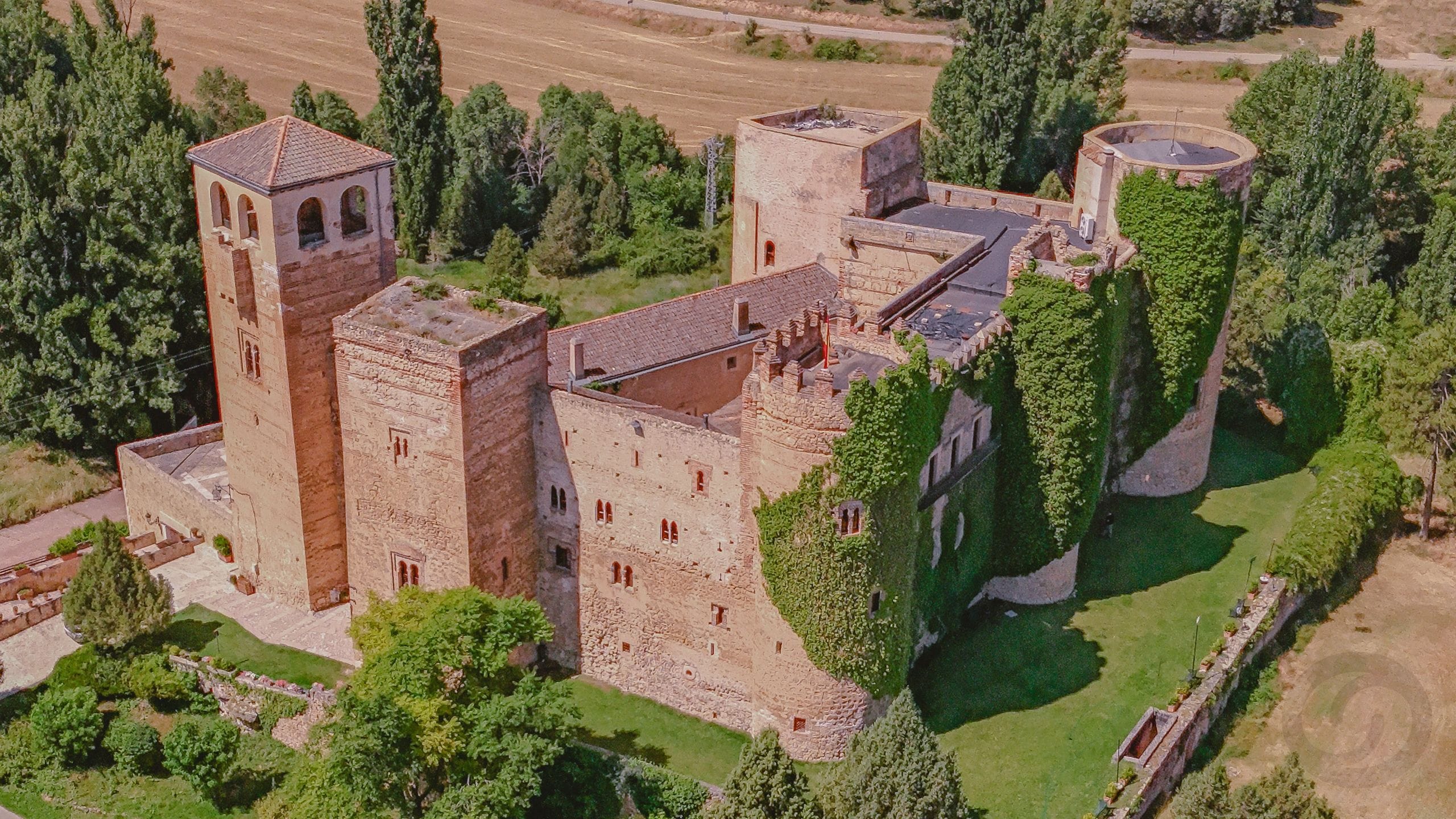 CASTILLO DE CASTILNOVO con varias construcciones y licencia Hotelera