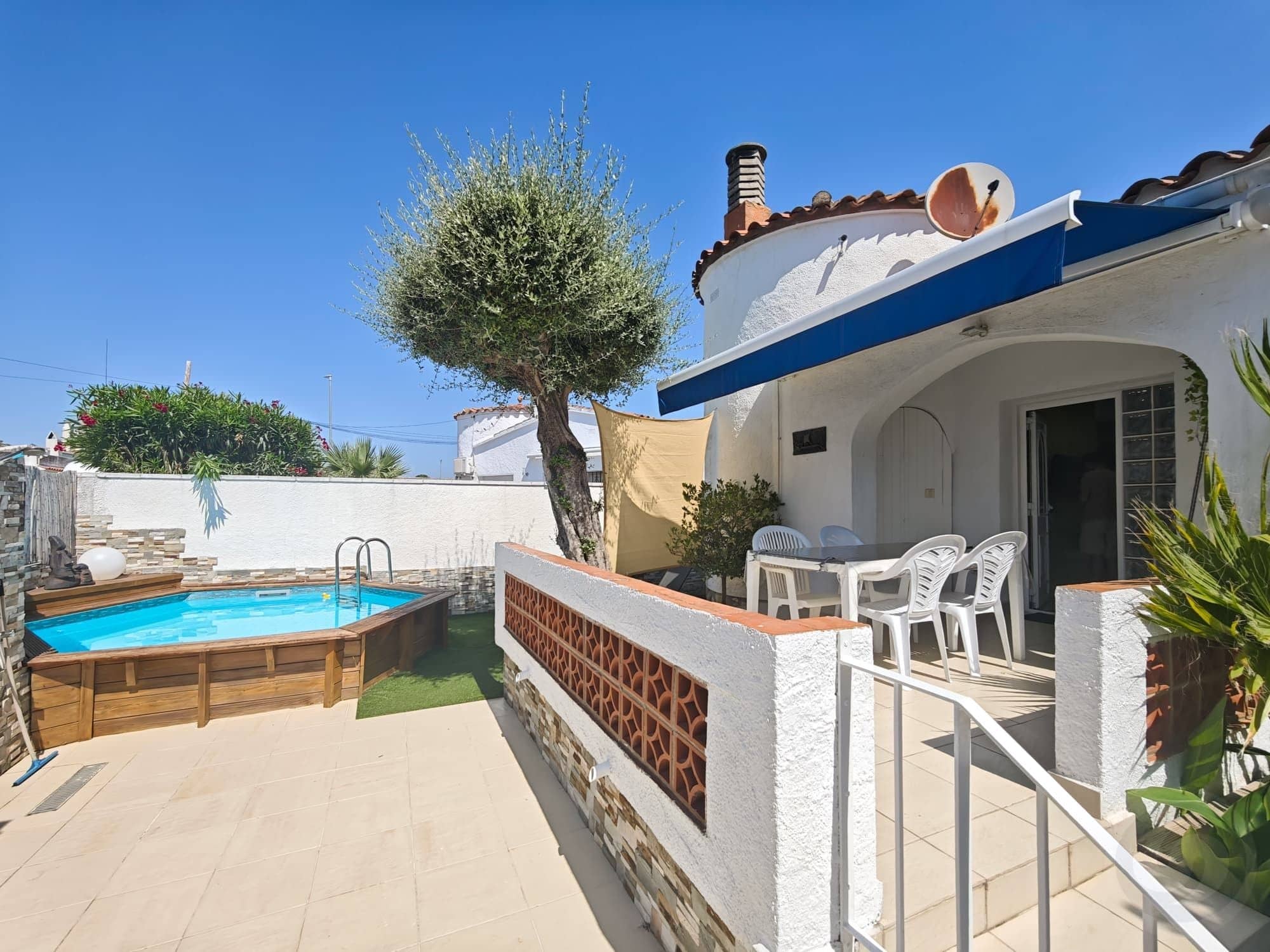 Detached house with pool and tourist license in Requesens, Empuriabrava