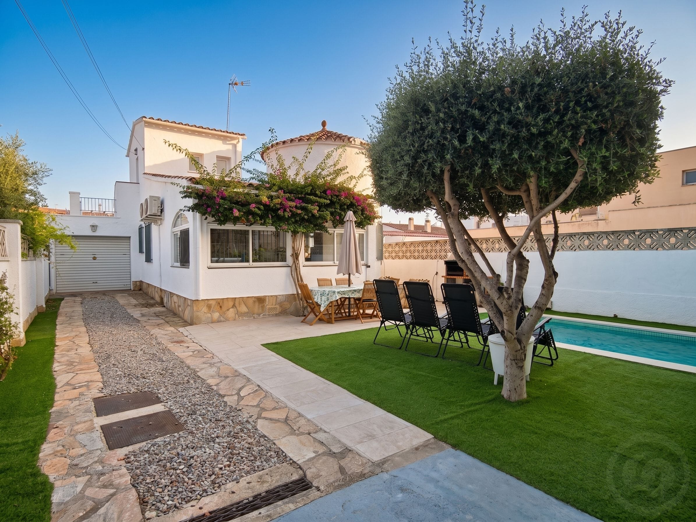 Detached house in Empuriabrava with pool and tourist license