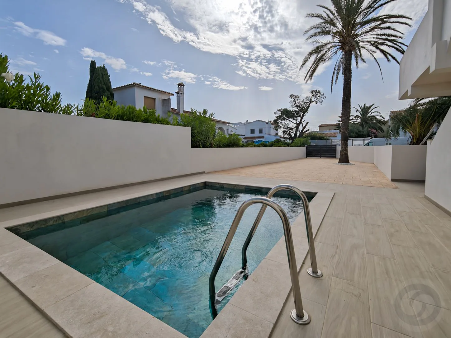 Apartamento con piscina privada y azotea con vistas al mar en Empuriabrava