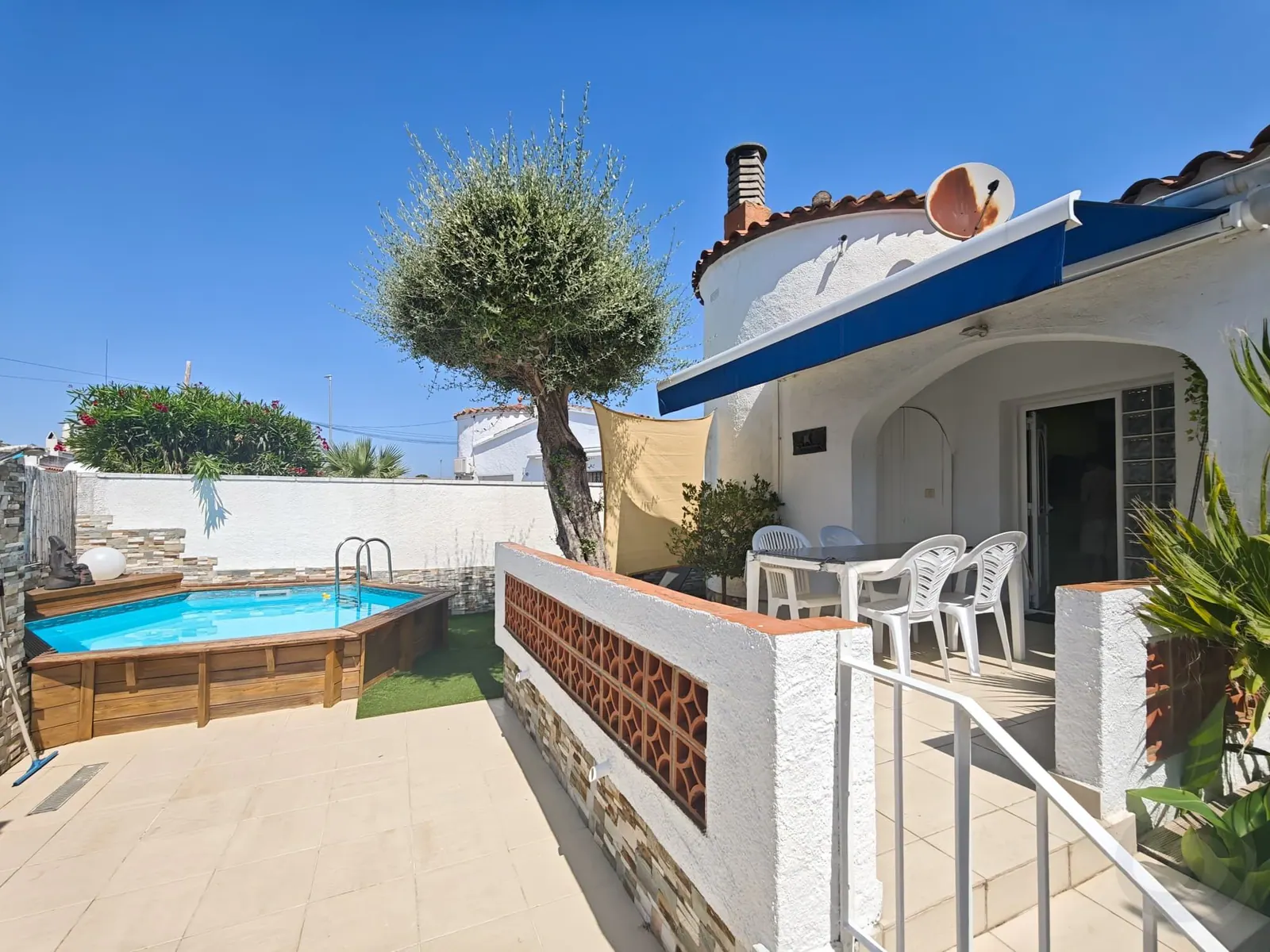 Casa independiente con piscina y licencia turística en Requesens, Empuriabrava.