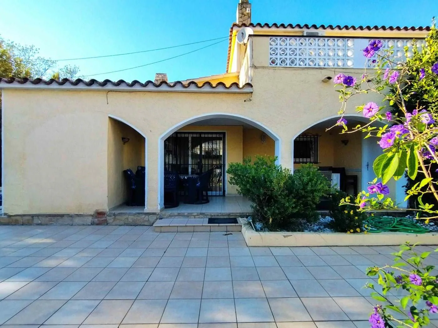 Chalet independiente de 4 dormitorios con piscina y garaje cerrado en el puerto deportivo más grande de Europa en la Costa Brava, con licencia de alquiler, ideal para vivir o invertir – Empuriabrava