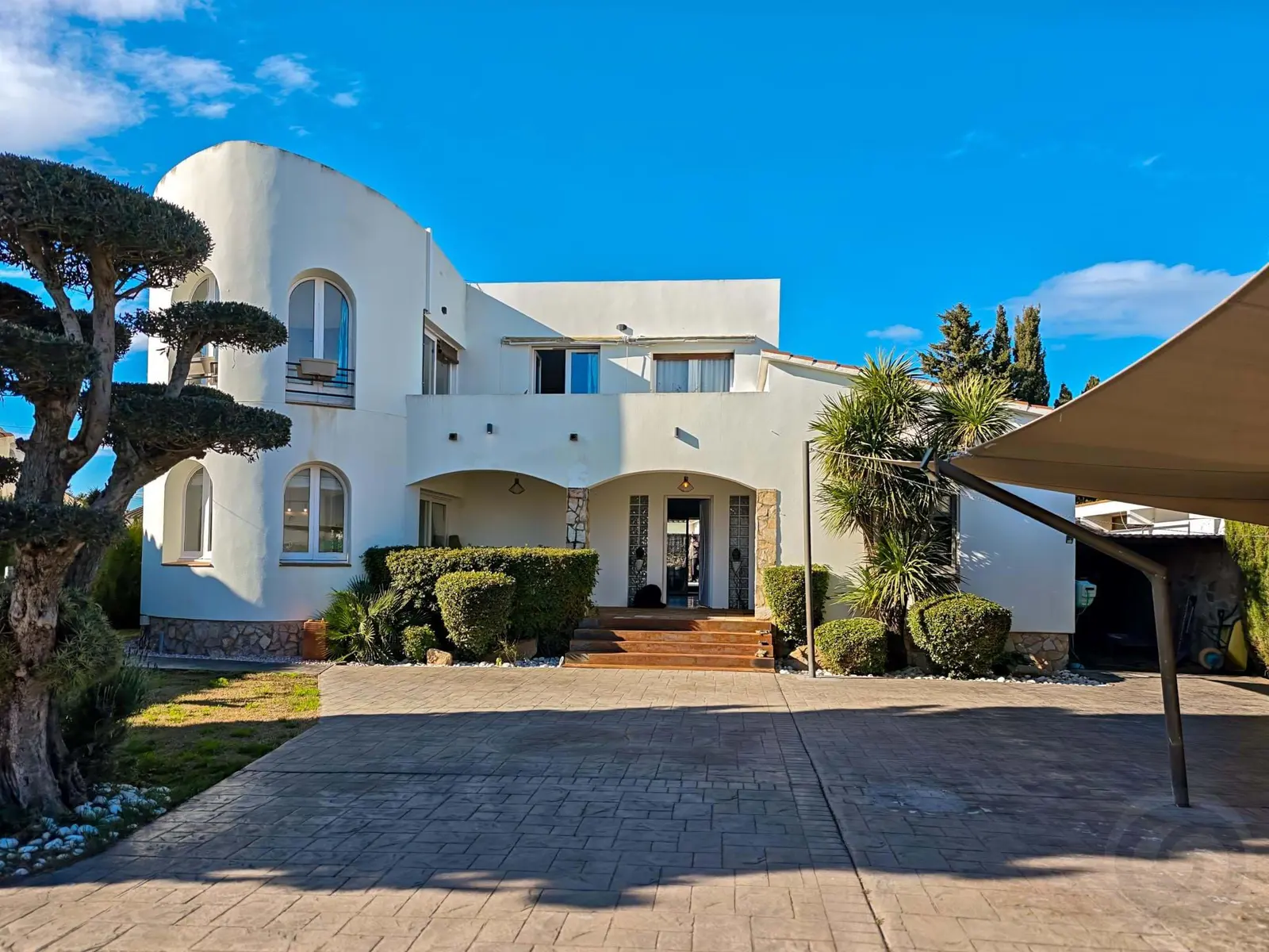 Villa exclusiva en Empuriabrava con piscina privada, jardín y terrazas