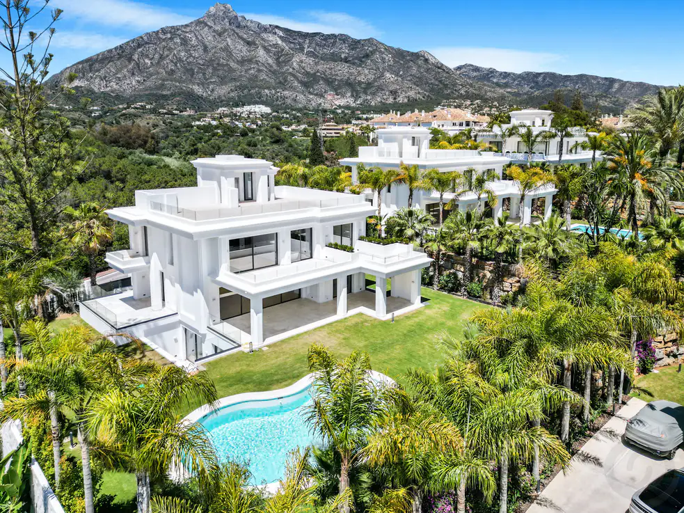 Villas de tres plantas con piscina y jardín privado